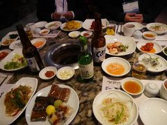 夕食は韓国焼肉。
韓国では、ビールの継ぎ足しはマナー違反だそうです。
日本人だとついやっちゃいそうですね。
