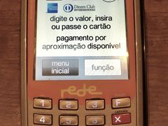【無線式カードリーダー】

ブラジルにいた事のある人には、忘れられないこの機械。

ブラジルってこういうところがやたら発達していて、信号とバッテリーがあるところでは必ず店員がこのカードリーダーを持ち運び、テーブルで会計ができます。

ビーチの物売りですら、カードにて、これで会計してくれます。

日本もこの便利な仕組みを導入すれば良いのに～といつも思う。