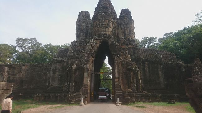 ここをくぐってアンコールトムへ