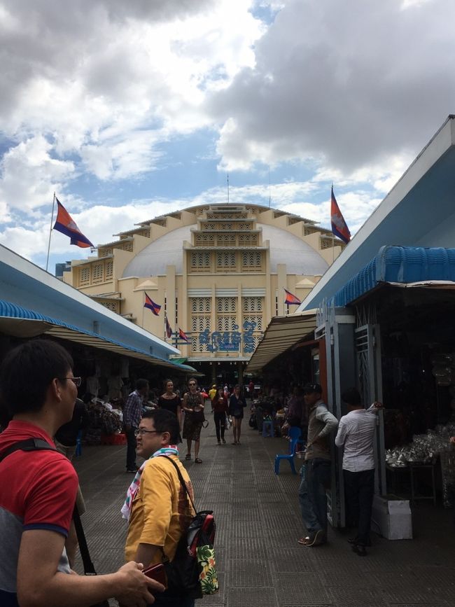 セントラルマーケット<br />奥のモスクのような建物内では貴金属を売っておりました。ちなみにカンボジアで時計は買わない方が良いとのこと。秒針が飛行機に乗るとたいへんなことになるとか！！！