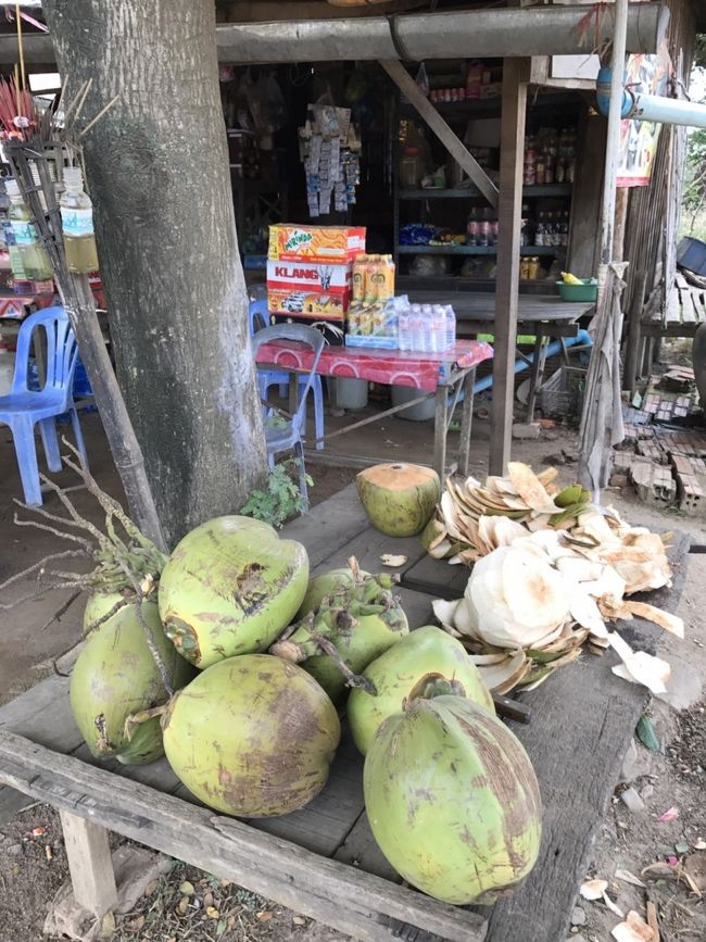 道端でこんな感じで売ってるんですが…フルーツは良くても、カットするそのナイフ！すっごい錆びてるけど。。