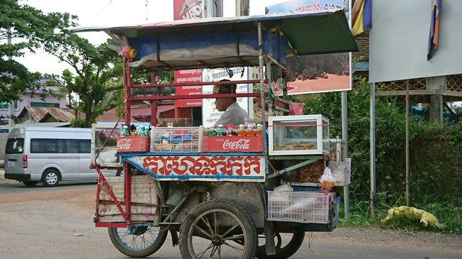 とにかくドリンク類は至るところで販売してます。この屋台ではないですが、ドリンクと一緒にペットボトルに入ったガソリンも販売しているとこも！