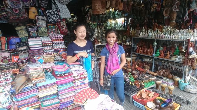 カンボジアのカリスマ店員さん！←右側の小さい子、実はこれで17歳、しかも日本語、英語をスラスラと！！！<br /><br />のせられ、のせられ、ついつい色んなものを買わされてしまった(笑)<br /><br />