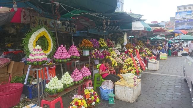 お供えものかな？<br />色鮮やかでしたー