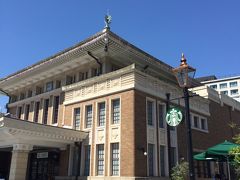 朝で多少道も混んでいたのか１０時くらいにＪＲ奈良駅に到着です

ロータリーの手前にあるレトロ風な建物は奈良の観光案内所
館内にスタバもありますが、海外からの観光客、地元の人などでいつも混んでいます

私もここで観光マップをもらい、行き方などの相談をしてから出発しました。