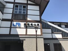 JR山陰線の嵯峨嵐山駅に到着
駅前にはタクシー乗り場と公共お手洗いがあります。

ホテルに行く前に事前にトロッコ列車の乗車券を購入しておくことにしました。