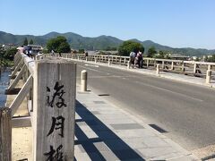 嵐山公園の中ノ島地区を抜けると渡月橋に着きます。
嵐山といえば桂川にかかる渡月橋！！

木製の欄干が京都らしく、大勢の観光客でにぎわっていました。