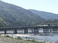 景勝地である嵐山になじむ渡月橋
京都の観光パンフレットで見た景色！

ただ昼間は大型観光バスがびゅんびゅん走って、観光客で狭い道はかなり混雑しています。
