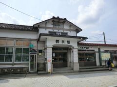 鶴来駅です。
昭和2年築の駅舎は、昭和の雰囲気を色濃く残しています。