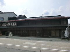 手取川の扇状地に位置する鶴来の街は、豊かな水を使った酒造りも盛んで、歴史ある蔵元があります。

こちらは、江戸亨保年間創業の｢小堀酒造｣です。
築240年の建物で営業しています。