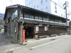 江戸時代の商家を改築した｢横町うらら館｣です。
1832年(天保3年) 今から185年前に建てられたと伝えられており、自由に見学ができます。