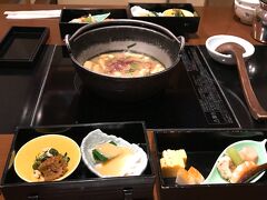 昨晩の夕食時に和食か洋食か選択します。
初めてなので、この日は和食を選択

大きなお味噌汁鍋が渡され、小鉢の食事となります。
