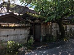 天龍寺を参拝した後はランチを頂きに嵐山公園中之島地区にある京料理店の錦へ

竹で作られた柵と数寄屋造りが印象的な門構えでした。

月・水～日営業　11:00～21:00（L.O.19:00）
火曜定休