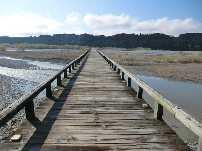 では、渡ってみましょう。<br />歩くとミシミシ音をたて、木の香りが漂っています。