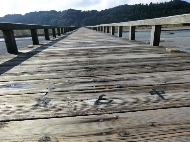 渡り始めて6分。<br />橋の中間点。<br />｢ど真ん中｣と記されています。<br />