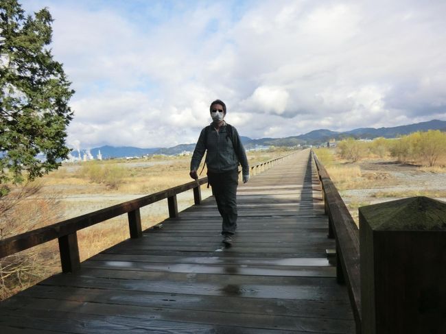 橋を渡り終えようとしている筆者。