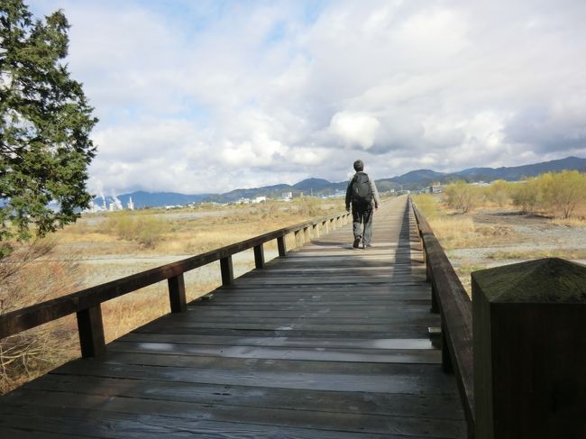 戻らなくてはならない‥<br />再び、橋を渡り始めた筆者。