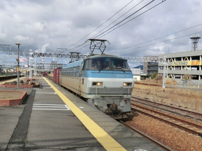 あっ！<br />貨物列車が通過しますよ。<br />おもわず、カシャ。