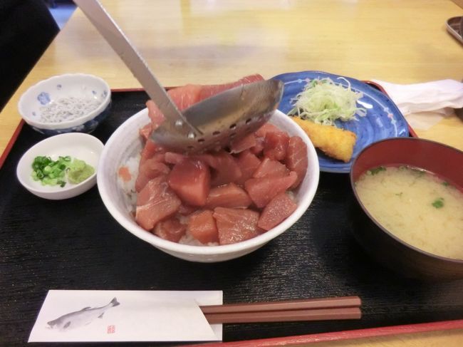 こちらがストップと言うまで、店員様がまぐろのブツを丼に盛ってくれます。