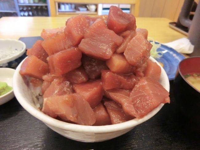 お玉3杯ほど、盛っていただきました。<br />まぐろのピラミッドみたいですね。<br /><br />では、頂きま～す。