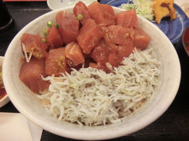 付け合わせの釜揚げシラスをのせ、まぐろ&amp;シラス丼にしました。<br />飽きないように食べていくのが、攻略のポイントです。