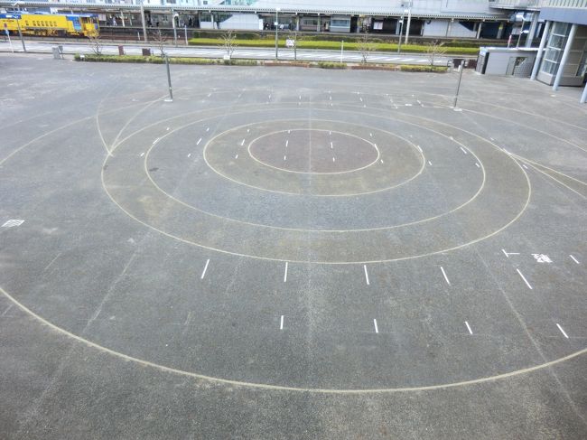 なんじゃ、ありゃ？<br />マイムマイムを踊るのに、ちょうどよいサークルですな。