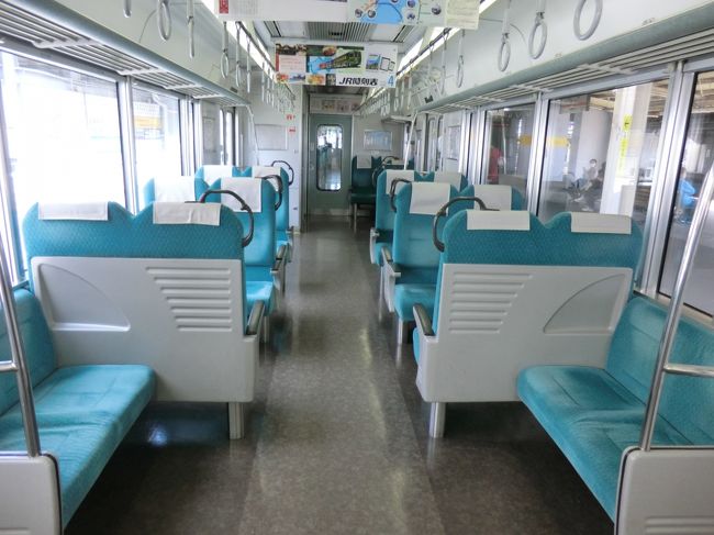 車内はクロスシートでした。<br />転換式でなく、ボックスタイプのクロスシートです。<br />よかったぁ～。