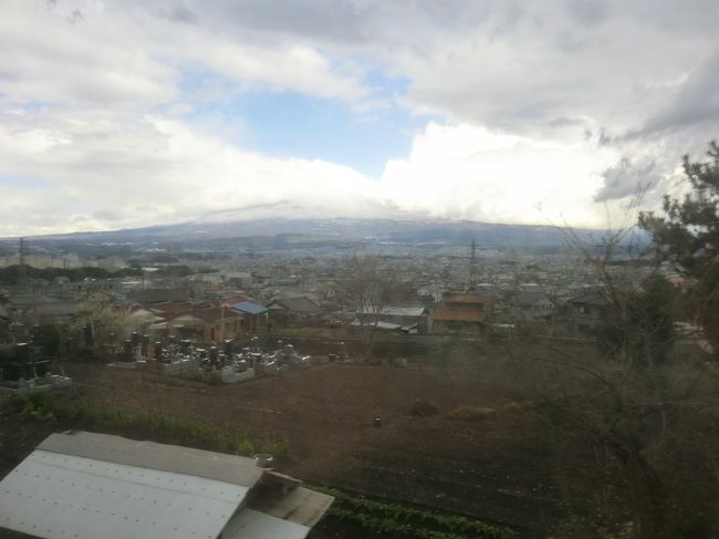 富士山は右だな‥<br />右側に席を確保したのですが、これが失敗！<br />西富士宮までは、たしかに進行方向右側に富士山が見えるのですが、建物が多く撮影ができません。<br />そして、西富士宮を過ぎると、列車は左に勾配を登りながら大きくカーブするので、左側車窓に富士山が見えるのです。<br />慌てて、ドアから撮影。<br />て言うか、富士山 雲に隠れて見えないじゃん！(泣)。