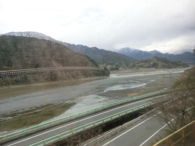 富士川に沿って走ります。<br />後から知ったのですが、川を渡る事はないので、富士川はずっと進行方向左側に見えます。<br />ちなみに、私の席は右側です(泣)。