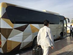 こちらのバスに乗ってドバイへ移動します。
エティハド航空のシャトルバスです。
搭乗日に限り無料でドバイへつれてってくれます。
エティハド航空ＨＰから7：30のバスを予約していました。

アブダビ旅行のはずが、ドバイも行っちゃう！？って気になったのもこのバスの存在が後押ししてくれました。

乗り場は空港到着ロビーから出て通りを渡ってすぐです。
看板が何箇所か出てるので、わかりやすいです。

