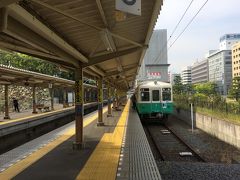 そんなに時間もかからず、高松築港駅に到着。

２両編成が可愛らしい。