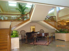 朝食のレストランへ行く階段は混雑しないように両側からの階段で～

下にひっそりと構えるピアノは夜になると弾き語りが始まりそうな予感。。。