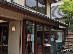 大河内山荘庭園でたくさん歩いたあとは甘いものが食べたくなり、よーじやに行ってきました。

ランチタイム前なので席が空いていてラッキーでした。
カフェの横によーじやお土産店があります。