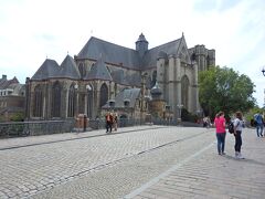 Sint-Michielskerk　聖ミヒエル教会。

同名の橋の上にいます。

そこから見た、大きなローマン・カトリック教会。