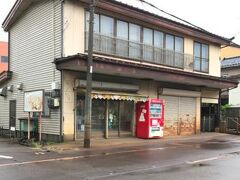 イトーヨーカドーの向かいにあるこの建物。
なんのお店なのか…そもそも、やっているのか、やっていないのか…。
不安になりますが、現役バリバリのパン屋さんです。

営業時間は5時半から。
乗ってきた夜行バスは直江津駅の前にイトーヨーカドーに停まるのですが、その時間が5時半過ぎ。ひょっとして、バスの乗客のために…？と思いましたが、どう考えてもバスよりお店の方が先に誕生していますし、写真を撮ってる間にも地元の人が車で買いに来ていました。