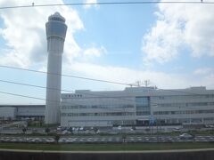 中部国際空港（セントレア）旅客ターミナル

名鉄電車の中から撮った中部国際空港の管制塔の写真。

行きはちゃんと「中部国際空港」駅から「名古屋」駅まで名鉄線「ミュースカイ」
に乗り、約28分しかかからなかったのに、帰りは何か違う電車（準急？）に
乗ってしまったようで一向に空港に着かず焦りました。

ちなみに名鉄「名古屋」駅―「中部国際空港」駅までの運賃は870円。
パスモやSuicaも使用できます。ミュースカイの場合は指定席券分の料金が
別途360円かかります。トータル 1,230円です。