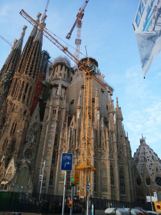 サグラダファミリアへ到着。。<br /><br />もう間に合わない。<br /><br />HOTELサグラダファミリアには無事到着☆<br />なんと道聞いたとこの向かいの通りでしたーー(´･_･`)<br />大分遠回り。。<br /><br />チェックインして急いで地下鉄乗ったのに、まさかの40分待ち。。<br />方向確認してて一本乗り過ごしちゃったのが運の尽き(´._.｀)