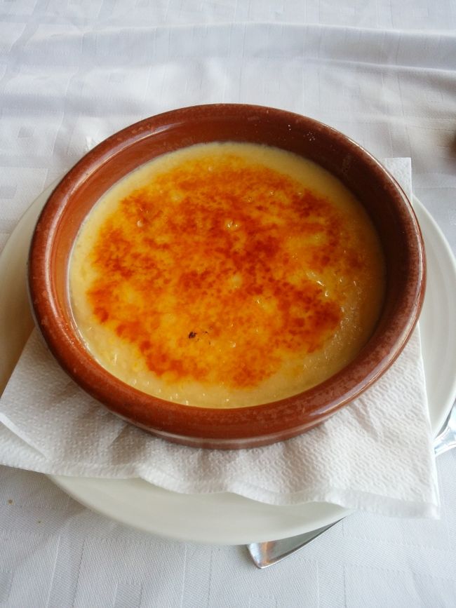 うろうろしていい時間だし、何か食べようとレストランへ☆<br /><br />パエリア！<br />勢いよくたのんだものの。。<br />2人前からしか提供していないとのこと。<br />1人前を持ち帰りにして、作ることはできるよ？<br />って言ってくれたけど、パエリア持ちながら観光は無理ですー(-.-;)<br /><br />エビ入りトルティーヤと、クレマカタラナで落ち着く。。。<br /><br />クレマカタラナ美味しい！！<br /><br />クリームブリュレに似た感じだけど、もっとさらさらってゆうか。<br />とにかく美味しい！<br /><br />パエリアは今度！<br /><br />(パエリアは、二人前からってとこがすっごく多かった。<br />こうゆう時一人旅って不便)