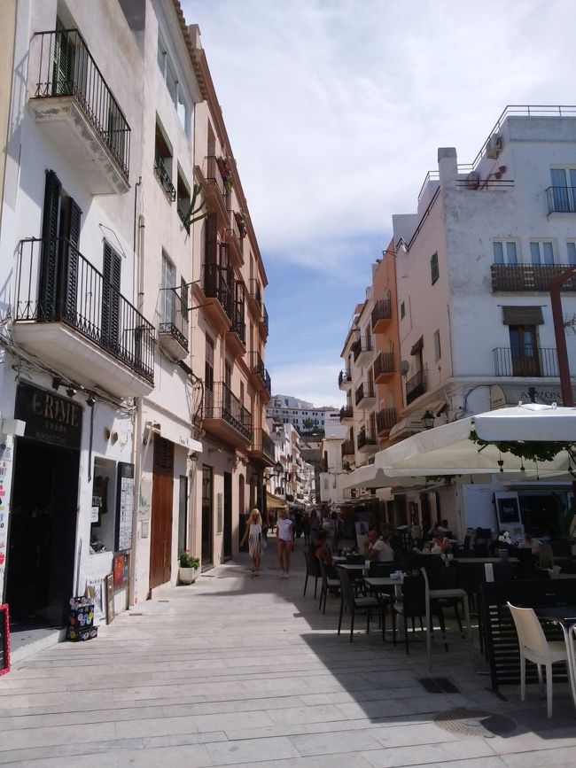 旧市街散策。<br />地図を見ないで当てずっぽうに歩くもんで。<br /><br />登ったり降りたり。<br /><br />ぐるぐるまわってたり。<br /><br />それはそれで楽しい(笑)