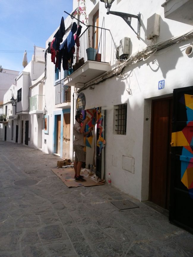 街は大体白色の壁で統一されているんだけど、窓枠とか、扉とか、綺麗な色で塗られてる。素敵ー^^*<br /><br />その作業にも遭遇できた(^^)