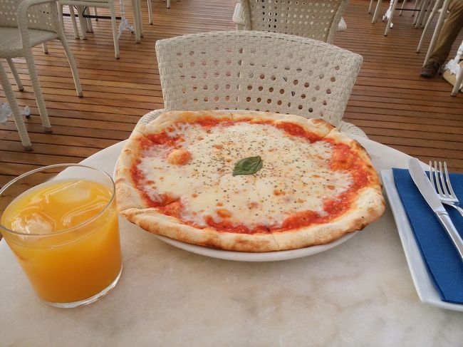 何かたのまないと！と、ピザとジュース。