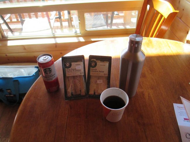 部屋で朝食を済ましてチェックアウトします。<br />次の目的地、ペイジの街に向かいます。<br />もう1泊したいですね。<br />デッキでコーヒー飲みながらずーと景色を見ていても飽きることはありません。