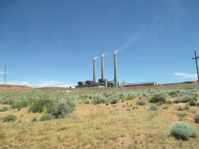 今日はアンテロープキャニオンです。<br />この煙突が見えればペイジ到着です。アリゾナとユタではサマータイムの関係で<br />ユタが1時間進んでます。