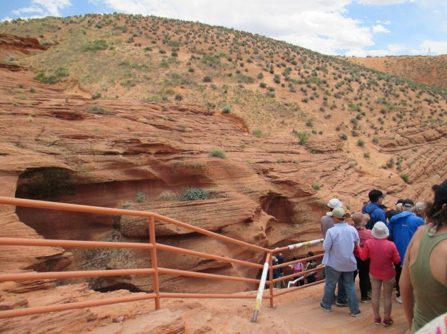 階段で一列になるので、ここにたどり着くまで1時間かかります。