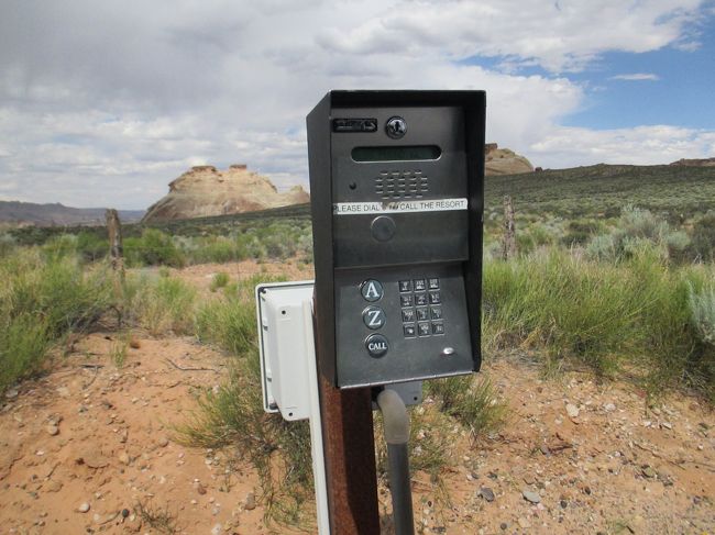 途中ゲートがあり、インターフォンで予約を伝えると、開けてくれます。