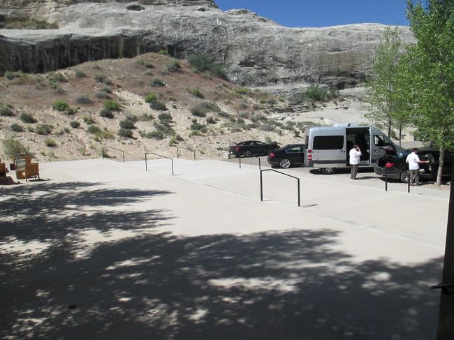 ゲートから10分近く走り、やっと到着します。ここからは荷物を運んでもらい、<br />担当の方が施設の説明をしてくれます。