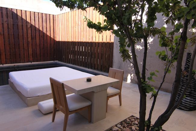 テラスと温水プール