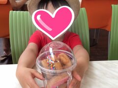 ケアンズセントラルのフードコートでランチ。
あまあまのドーナッツ。