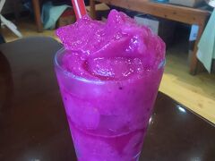 ユートピアファームで、有名なマンゴーソフトとトロピカルスムージー（マンゴー・ドラゴンフルーツ・バナナのミックス）を食べた。

マンゴーソフトは普通に美味しく頂きました。
ワッフルコーンが手作りだそうで。
味は普通だったけど・・・。

トロピカルスムージーの味はほぼバナナ。
言われなきゃマンゴーも、ましてやドラゴンフルーツなんて入っていても分からない。
元々の味が淡白だもの。
