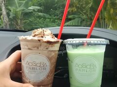 来間島のAOSORAPARLORで買ったスムージー。
駐車場が広くて停めやすかった。

奥で山羊飼ってた。



私達が購入したのはチョコレートなんちゃらとブルーなんちゃら。
2日経ったら忘れちゃったよ、おばちゃん。

でもでも、これらすごーく美味しかった。
こんなところでスムージー？ははは
なんて正直バカにしとりました。
すみません。